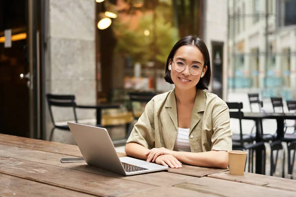 Mujer Joven Estudiante Que Trabaja Desde Cafetería Sentado Con Ordenador — Foto de Stock