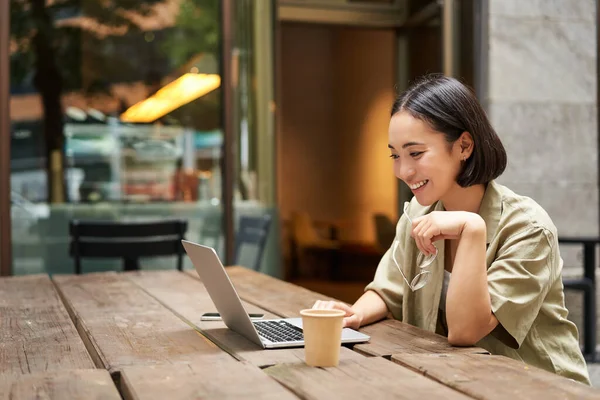 Retrato Mujer Asiática Mirando Computadora Portátil Chat Vídeo Hablando Con — Foto de Stock
