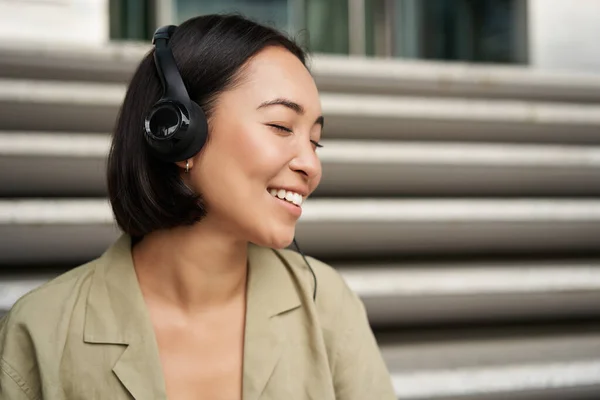 Young Asian Woman Listening Music Headphones Sitting Street Smiling — Stock Photo, Image