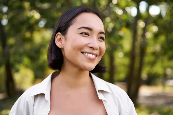 Conceito Pessoas Sorrindo Menina Asiática Olhando Para Câmera Com Feliz — Fotografia de Stock