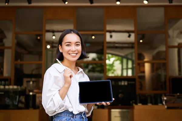 Sorrindo Asiático Mulher Mostrando Digital Tablet Tela Cafe Proprietário Mostrando — Fotografia de Stock