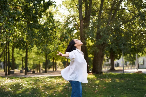 Беззаботная Азиатская Девушка Танцует Чувствуя Счастье Радость Наслаждаясь Солнцем Летний — стоковое фото