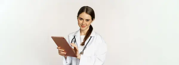 Médico Bata Blanca Usando Tableta Digital Leyendo Datos Médicos Sobre — Foto de Stock