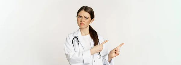 Szomorú Csalódott Női Orvos Homlokráncolás Frusztrált Ujjal Mutogatás Panaszkodás Fehér — Stock Fotó