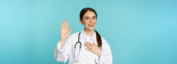 Dost Canlısı Gülümseyen Kadın Doktor Elini Kaldırıyor Kendini Tanıtıyor Beyaz — Stok fotoğraf