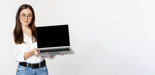 Junge Frau Mit Brille Zeigt Laptop Bildschirm Demonstriert Promo Auf — Stockfoto