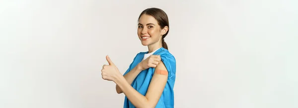 Gülümseyen Hemşire Önlüklü Doktor Aşılanmış Omzunu Bantlı Gösteren Sağlık Görevlisi — Stok fotoğraf