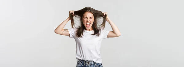 Outragé Jeune Femme Folle Déchirant Les Cheveux Sur Tête Criant — Photo
