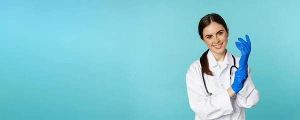 Leende Ung Kvinna Läkare Bär Handskar För Patient Kontroll Står — Stockfoto