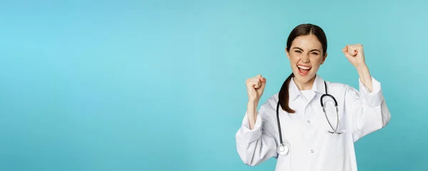 Hevesli Doktor Kadın Sevinen Kazanan Kutlayan Amaca Ulaşan Mavi Arka — Stok fotoğraf
