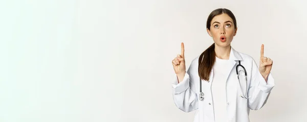 Mutlu Güzel Doktor Kadın Doktor Işaret Ediyor Reklam Gösteriyor Beyaz — Stok fotoğraf