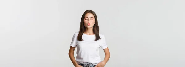 Atraktif Konyol Gadis Menutup Mata Dan Cemberut Menunggu Ciuman — Stok Foto