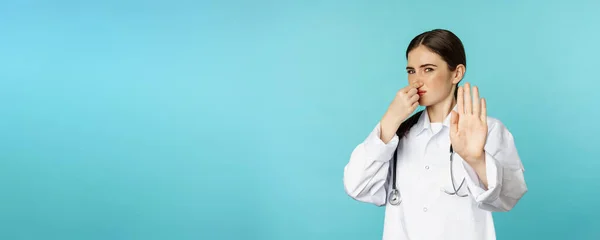 Жінка Лікар Любить Закриває Ніс Від Поганого Запаху Рейок Показуючи — стокове фото