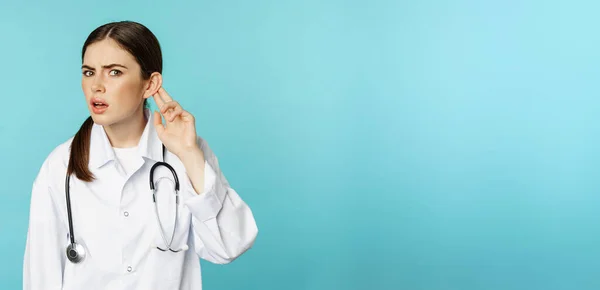 Obraz Zdezorientowanej Kobiety Lekarz Nie Słyszy Cię Trzymając Rękę Pobliżu — Zdjęcie stockowe