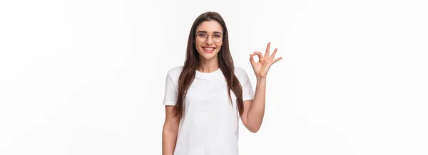 Pas Portrét Optimistické Usmívající Šťastná Mladá Hezká Žena Brýlích Ukazující — Stock fotografie