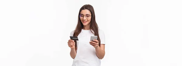 Retrato Atraente Jovem Mulher Óculos Segurando Cartão Crédito Smartphone Digite — Fotografia de Stock