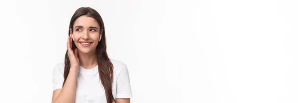 Ritratto Ravvicinato Attraente Giovane Donna Caucasica Shirt Ascoltando Canzone Preferita — Foto Stock
