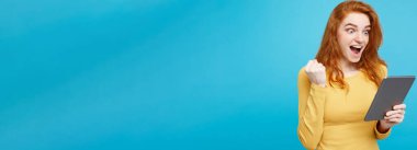 Portre genç güzel çekici Dişileştirilmiş kız dijital masada bir şey yeme içme ile gülümseyen mutlu kapatın. Mavi Pastel renkli. Kopya alanı.