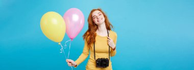 Yaşam tarzı ve parti kavramı - yakın çekim portre genç güzel çekici Kızıl kızıl saçlı kız ile renkli balon ve vintage fotoğraf makinesi. Mavi Pastel renkli. Kopya alanı