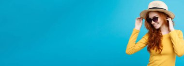 Seyahat kavramı - portre genç güzel çekici Dişileştirilmiş kız moda şapka ve sunglass gülümseyen yakından. Mavi Pastel renkli. Kopya alanı