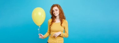 Portre mutlu genç güzel çekici Dişileştirilmiş kız renkli parti balon ile gülümseyen kapatın. Mavi Pastel renkli.