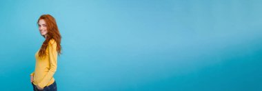 Yaşam tarzı kavramı - portre genç güzel çekici Kızıl kızıl saçlı kız saçını utangaçlık ile oynamaktan yakından. Mavi Pastel renkli. Kopya alanı.