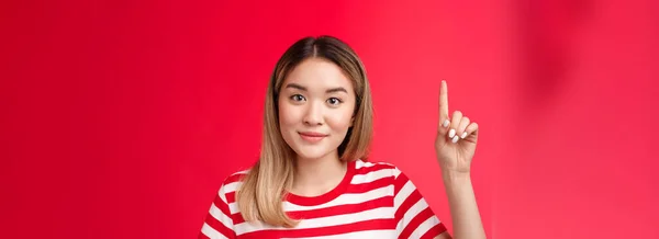 Närbild Vänliga Upbeat Söt Asiatisk Kvinna Med Blond Frisyr Bära — Stockfoto
