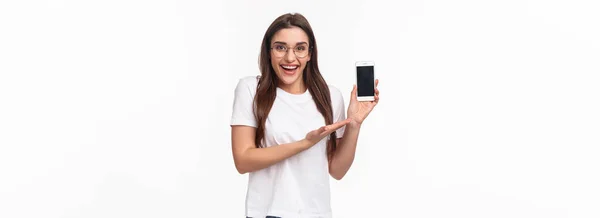 コミュニケーション テクノロジー ライフスタイルの概念 メガネで美しいヒップスターの女の子の肖像画は 新しいアプリケーションを導入し 独自のモバイルアプリは オンラインショッピングストアをアップロードすることをお勧めします スマートフォンを保持 — ストック写真