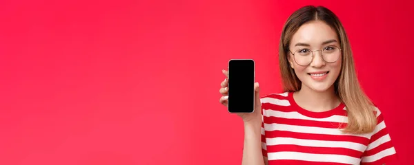 Close Bonito Menina Loira Asiática Promover Aplicativo Smartphone Blogueiro Feminino — Fotografia de Stock