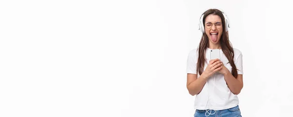 Technologia Styl Życia Koncepcja Muzyki Portret Beztroskiej Szczęśliwej Entuzjastycznej Kobiety — Zdjęcie stockowe
