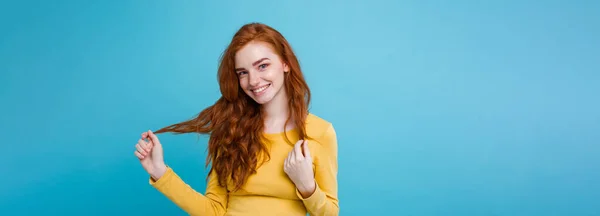 微笑着看着相机的雀斑的快乐姜红头发女孩的画像 淡蓝色背景 复制空间 — 图库照片