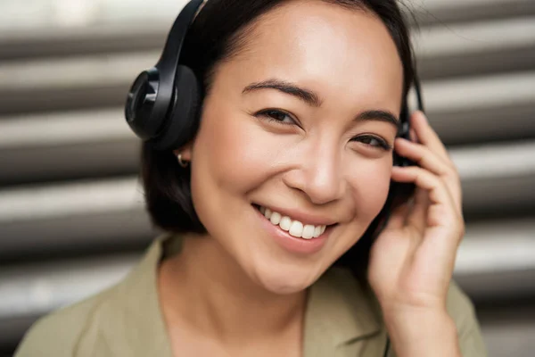 Primer Plano Retrato Sonriente Chica Asiática Los Auriculares Escucha Música —  Fotos de Stock