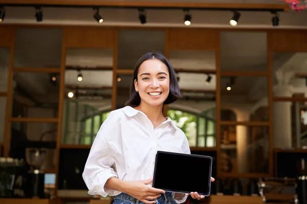 Sorrindo Asiático Feminino Gerente Dono Café Mostrando Tela Tablet Demonstrando — Fotografia de Stock