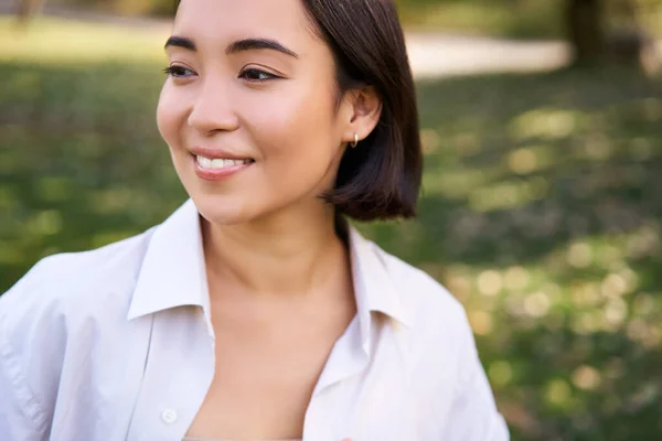 Krásná Mladá Asijská Dívka Usmívá Směje Chodí Parku Užívá Letní — Stock fotografie