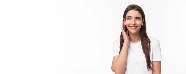 Close Portret Van Aantrekkelijke Jonge Blanke Vrouw Shirt Luisteren Favoriete — Stockfoto