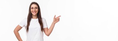 Kendine güvenen gülümseyen, arkadaş canlısı, gözlüklü genç bir bilgisayar programcısı kadının belden yukarı portresi. İnsanları şirketine mezuniyetten sonra katılmaya davet ediyor..
