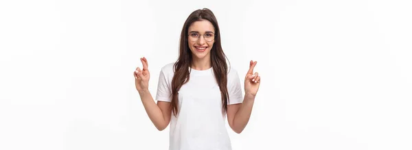 Zesílený Portrét Optimistické Dívky Věří Sny Splní Nosí Brýle Tričko — Stock fotografie