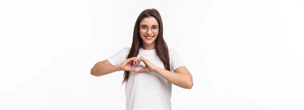 Portret Troskliwej Romantycznej Młodej Kobiety Okularach Shirt Pokazując Znak Serca — Zdjęcie stockowe