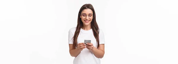 Retrato Carismático Sorrindo Mulher Feliz Usando Telefone Celular Segurando Smarphone — Fotografia de Stock