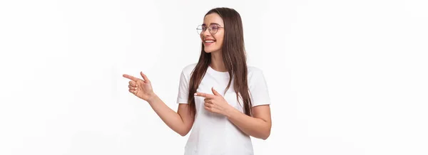 明るい若い女性の学生 プログラマー 指を指して 右のコピースペースを見て 笑顔と何か面白いと面白い 白い背景を見て笑うのウエストアップの肖像画 — ストック写真