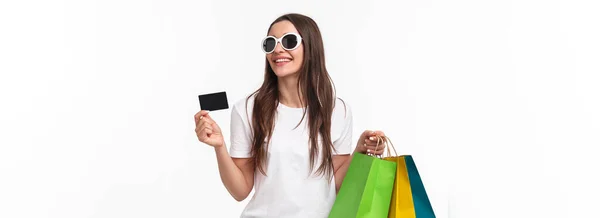 休闲和生活方式的概念 在商店里的无忧无虑的 有魅力的 女性的年轻女性商店的画像 给店员的信用卡就像从购物中心走出来拿着购物袋一样 — 图库照片