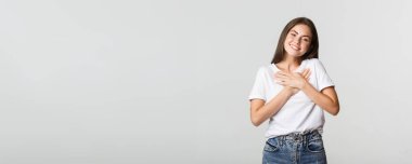 Gülümseyen, el ele tutuşan mutlu genç bir kadın. Minnettar..