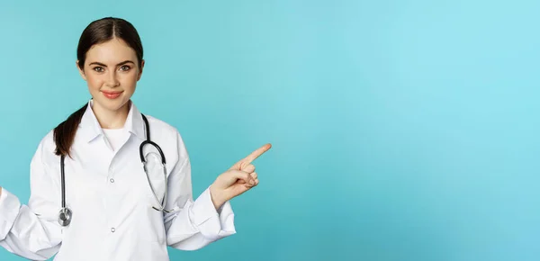 Hevesli Bir Kadın Doktor Beyaz Önlüklü Bir Tıp Çalışanı Parmaklarını — Stok fotoğraf