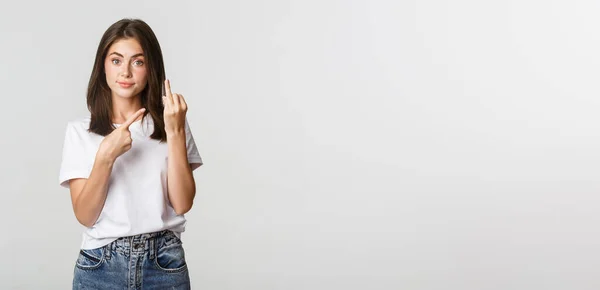 Chica Morena Disgustada Quejándose Novio Señalando Con Dedo Sin Anillo —  Fotos de Stock
