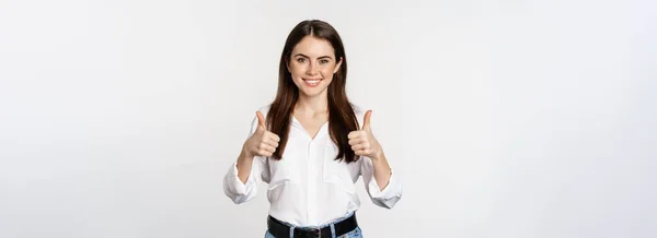 Щаслива Усміхнена Дівчина Показує Великі Пальці Вгору Студент Задоволеними Відгуками — стокове фото