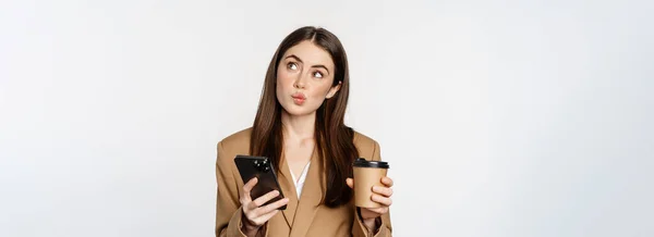 Retrato Vendedora Mulher Corporativa Bebendo Café Takeaway Leitura Smartphone Olhando — Fotografia de Stock