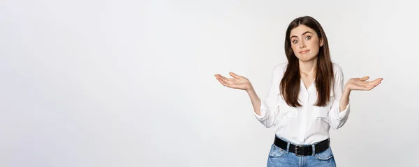 Dont Know Clueless Young Woman Shrugging Shoulders Looking Unaware Standing — Stock Photo, Image