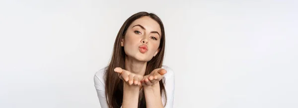 Feminin Kvinna Skicka Luft Kyss Vid Kameran Coquettish Flirtig Pose — Stockfoto