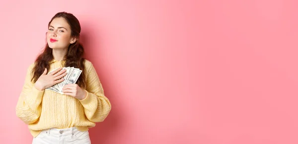Menina Sorridente Parece Satisfeito Grato Abraçando Notas Dólar Segurando Dinheiro — Fotografia de Stock