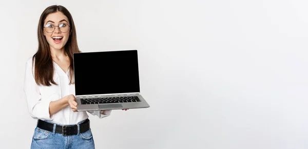 Молода Жінка Окулярах Демонструє Екран Ноутбука Демонструючи Рекламу Комп Ютері — стокове фото